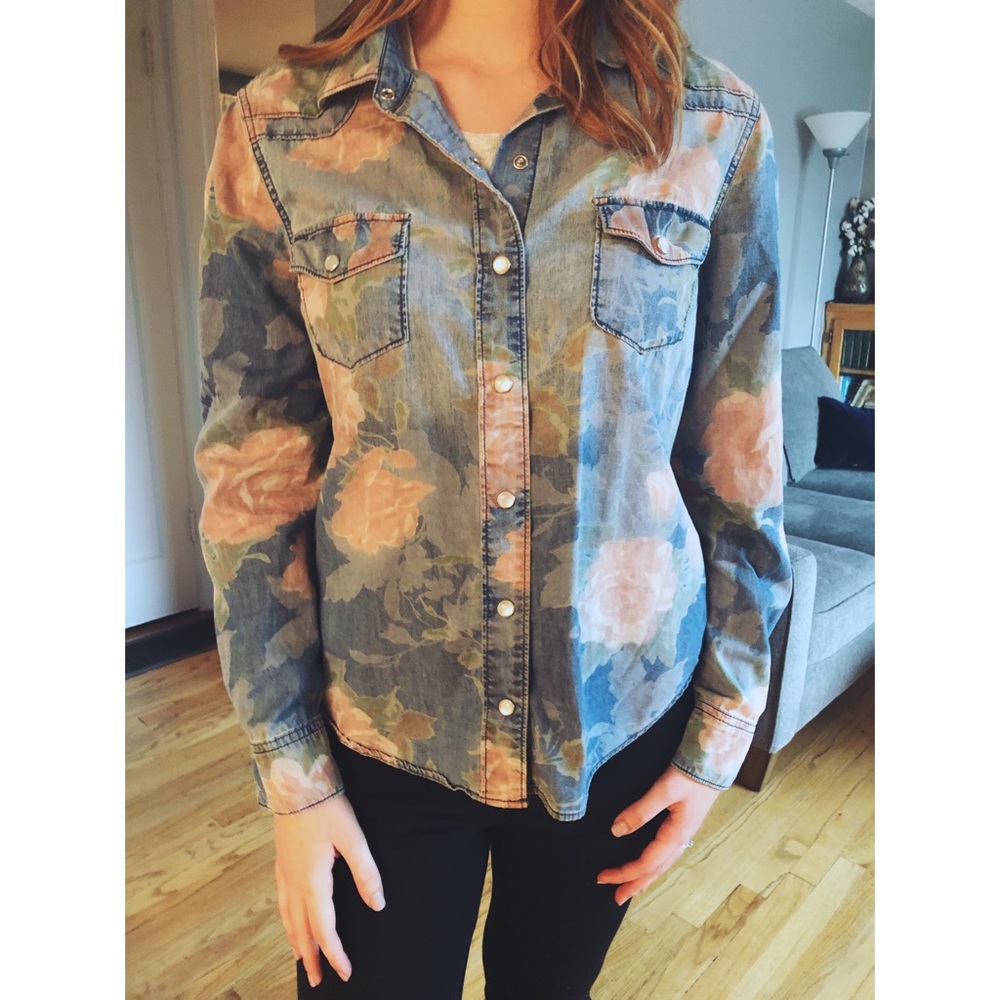 Chambray Shirt 🌸 Floral Detailing